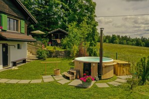 Terrace/patio - Chalet in the heart of nature with Spa (Le Locle)