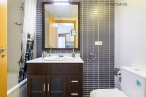Bathtub, hair dryer, bidet, towels