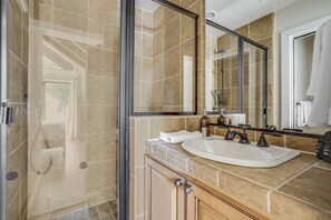 Regadera, amenidades de baño gratuitas, secadora de cabello, toallas 