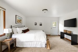 5 Schlafzimmer, Schreibtisch, Bügeleisen/Bügelbrett, Reisekinderbett