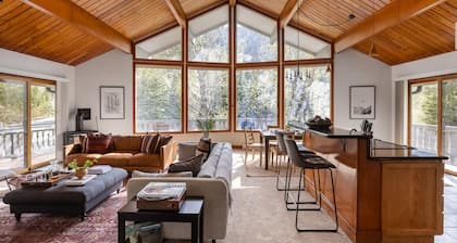 Bighorn by AvantStay | Spacious Ski Cabin w/ Sprawling Porch, Views & Hot Tub!