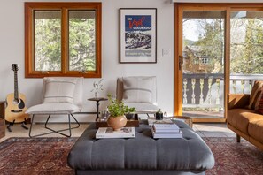 Smart-TV, Kamin, Arbeitsbereiche