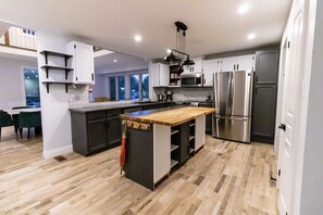 Private kitchen - ❤️Entire Luxurious Waterfront Peninsula Cottage - 300 ft waterfront, 2.5 acre❤️ (Marmora)