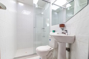 Habitación doble | Ropa de cama hipoalergénica y escritorio