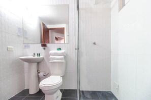 ツインルーム | バスルーム | シャワー、バスアメニティ (無料)、タオル、石鹸