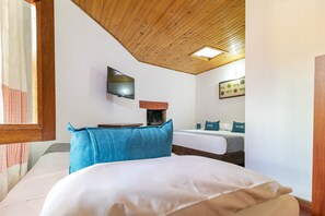 Triple Room | Hypo-allergenic bedding, desk, laptop workspace, free WiFi - Ayenda Hotel Casona Santa Rosa (Chia)