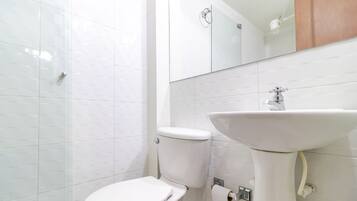 Economy Single Room | Bathroom | Shower, free toiletries, towels, soap