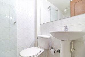 Quarto solteiro econômico | Banheiro | Chuveiro, produtos de toalete grátis, toalhas de banho, sabonete