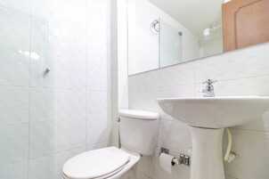 Habitación individual económica | Baño | Ducha, artículos de higiene personal gratuitos, toallas y jabón