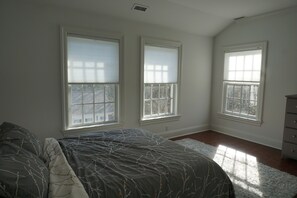 7 bedrooms, desk, WiFi, bed sheets