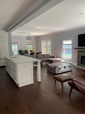 Smart TV, fireplace, books, offices