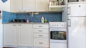 Køleskab, mikrobølgeovn, køkkentøj/tallerkener/redskaber