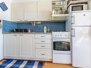 Réfrigérateur, micro-ondes, batterie de cuisine, vaisselle et ustensiles