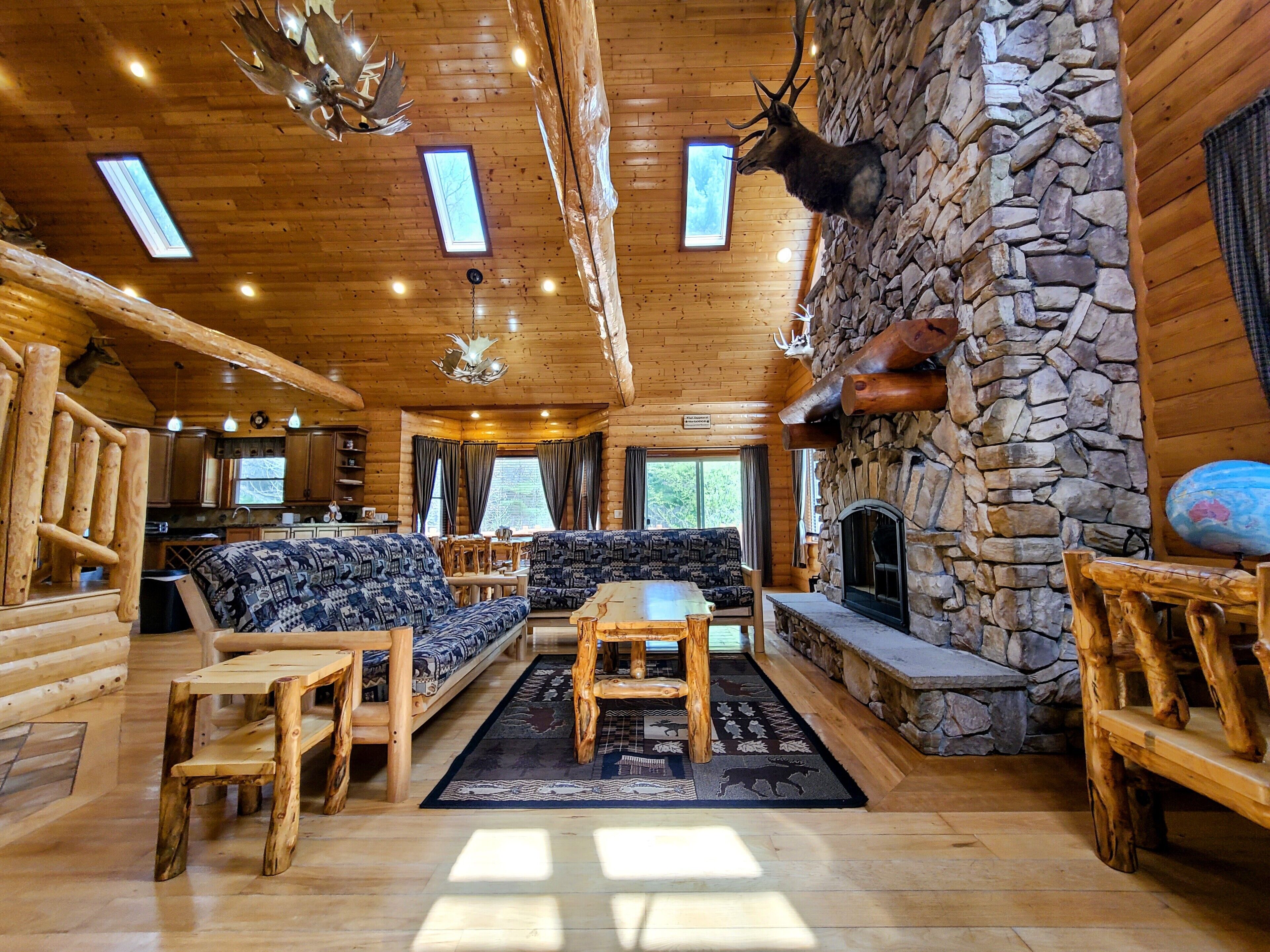 Téléviseur, foyer, lecteur de DVD, table de baby-foot