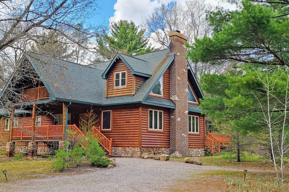 Luxury Family Cabin in a forest with a private pond