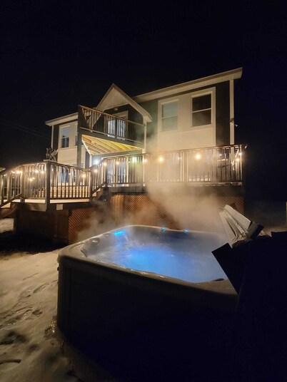 ❤️Entire Luxurious Waterfront Peninsula Cottage - VERY LARGE COTTAGE W/ HOTTUB❤️