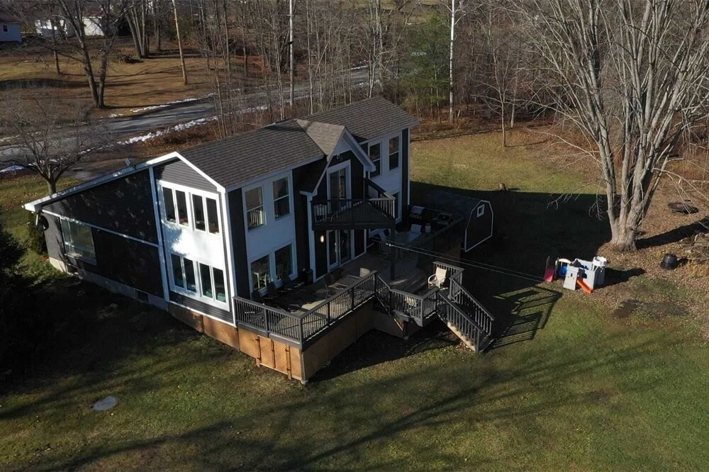 ❤️Entire Luxurious Waterfront Peninsula Cottage - VERY LARGE COTTAGE W/ HOTTUB❤️