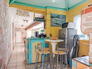 Een koelkast, een microgolfoven, een oven, een vaatwasser