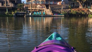 Een paars kajak met een blikje met de tekst 'Loneybean' erop, drijvend op het water.