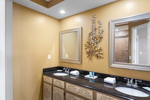 Combined shower/tub, towels - Viewhouse 24 - Five Bedroom House, Sleeps 12 (Sunrise Beach)
