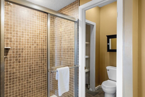 Combined shower/tub, towels - Viewhouse 24 - Five Bedroom House, Sleeps 12 (Sunrise Beach)