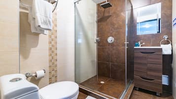 Dusche, kostenlose Toilettenartikel, Handtücher, Seife