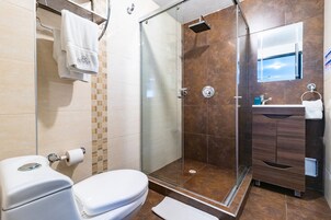 Ducha, artículos de higiene personal gratuitos, toallas y jabón