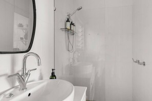 Kostenlose Toilettenartikel, Haartrockner, Handtücher