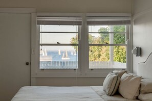 Iron/ironing board, Internet, bed sheets