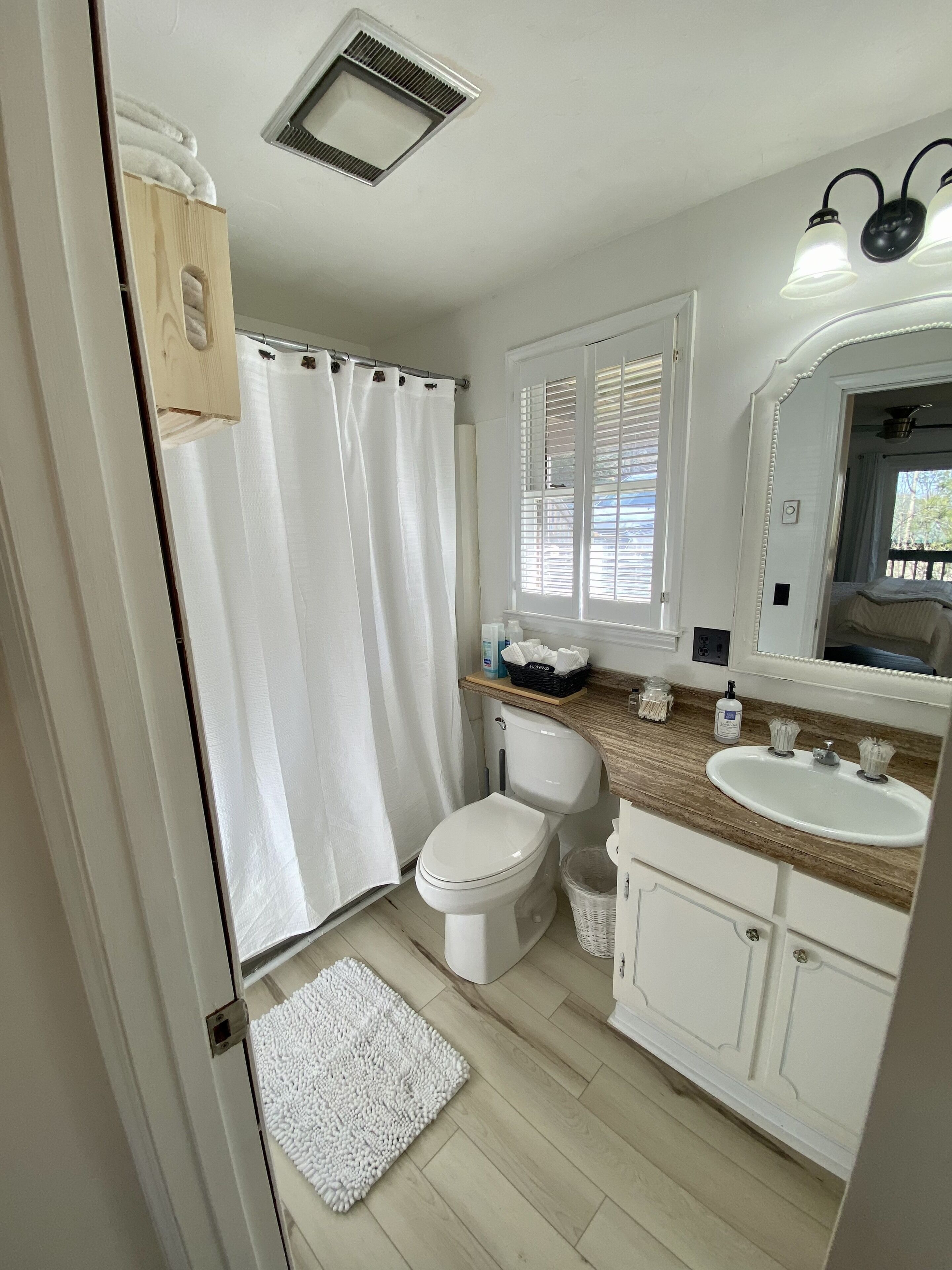 Ein Badezimmer mit Toilette, Waschbecken und Duschvorhang.