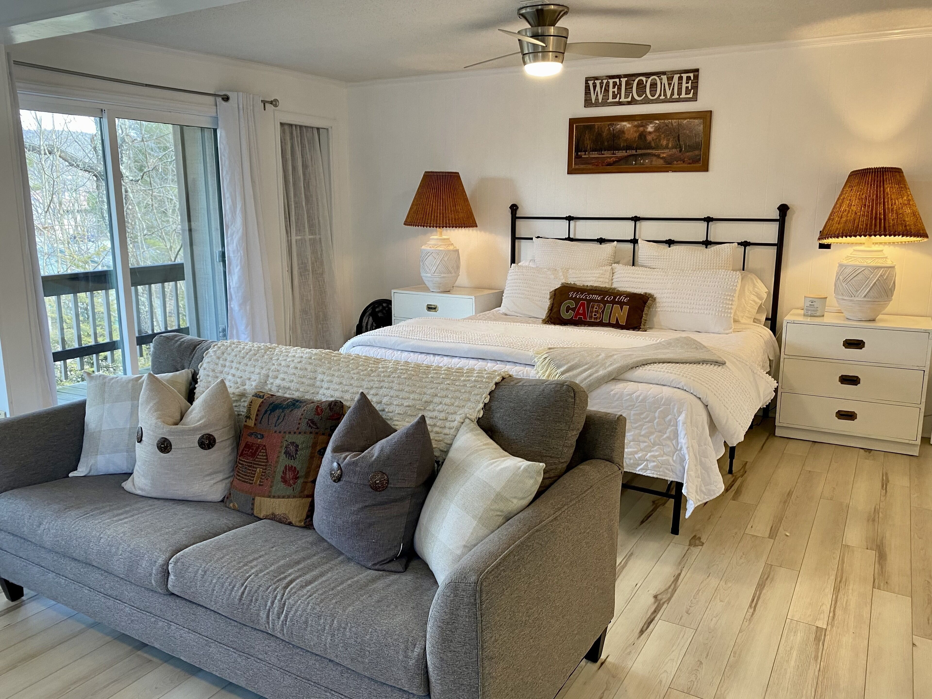 WALK TO THE SLOPES & SKI! FIREPLACE & LEVEL ENTRY!