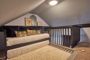 2 habitaciones, escritorio y tabla de planchar con plancha 