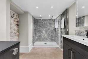 Badewanne, Haartrockner, Handtücher