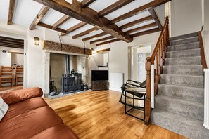 TV, fireplace - Dawn Cottage Quaint 3 bedroom cottage in Middleton by Wirksworth (Middleton)