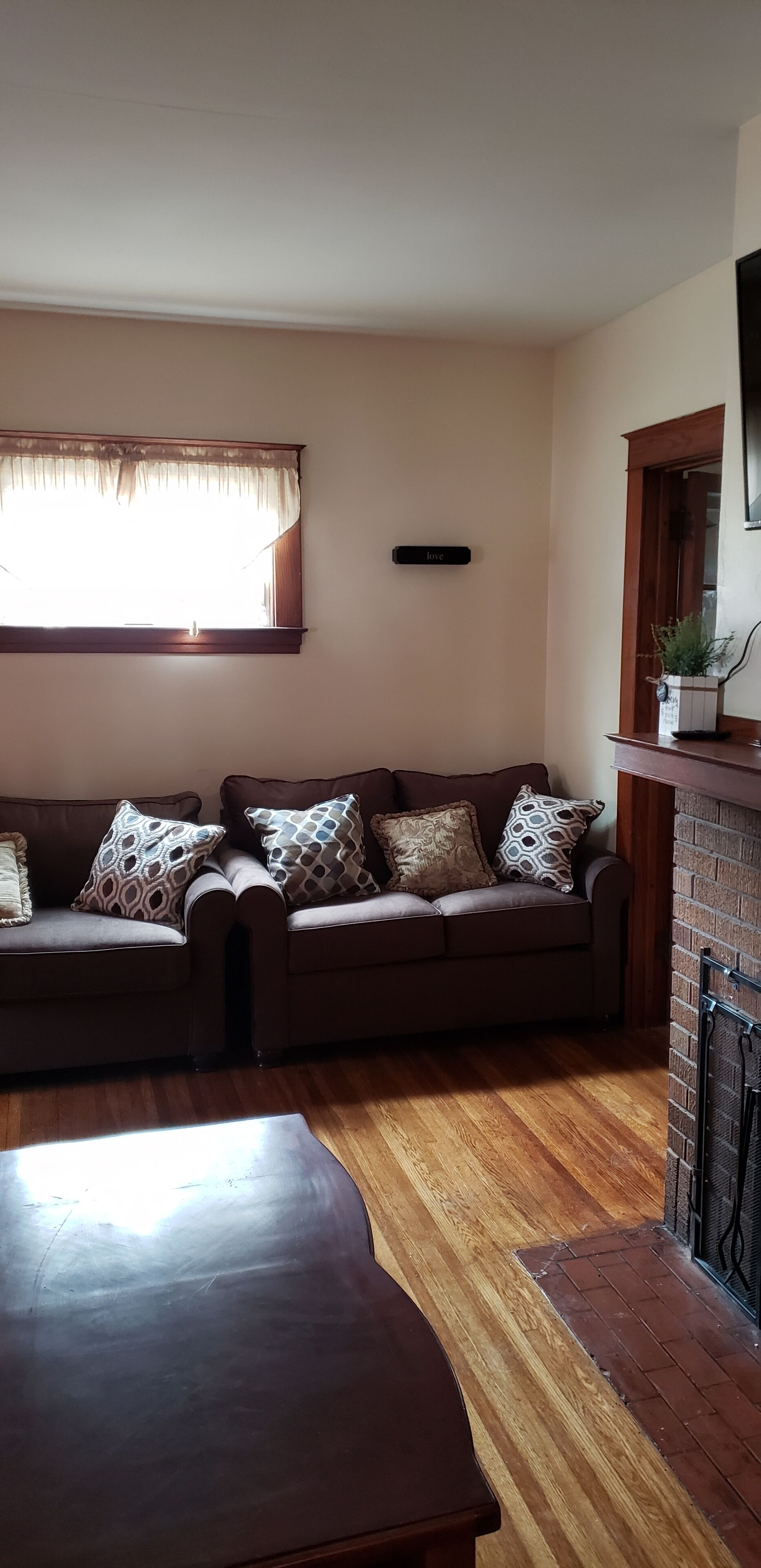 1 block from Aqaurium and state park and 5 minutes from the falls itself. 