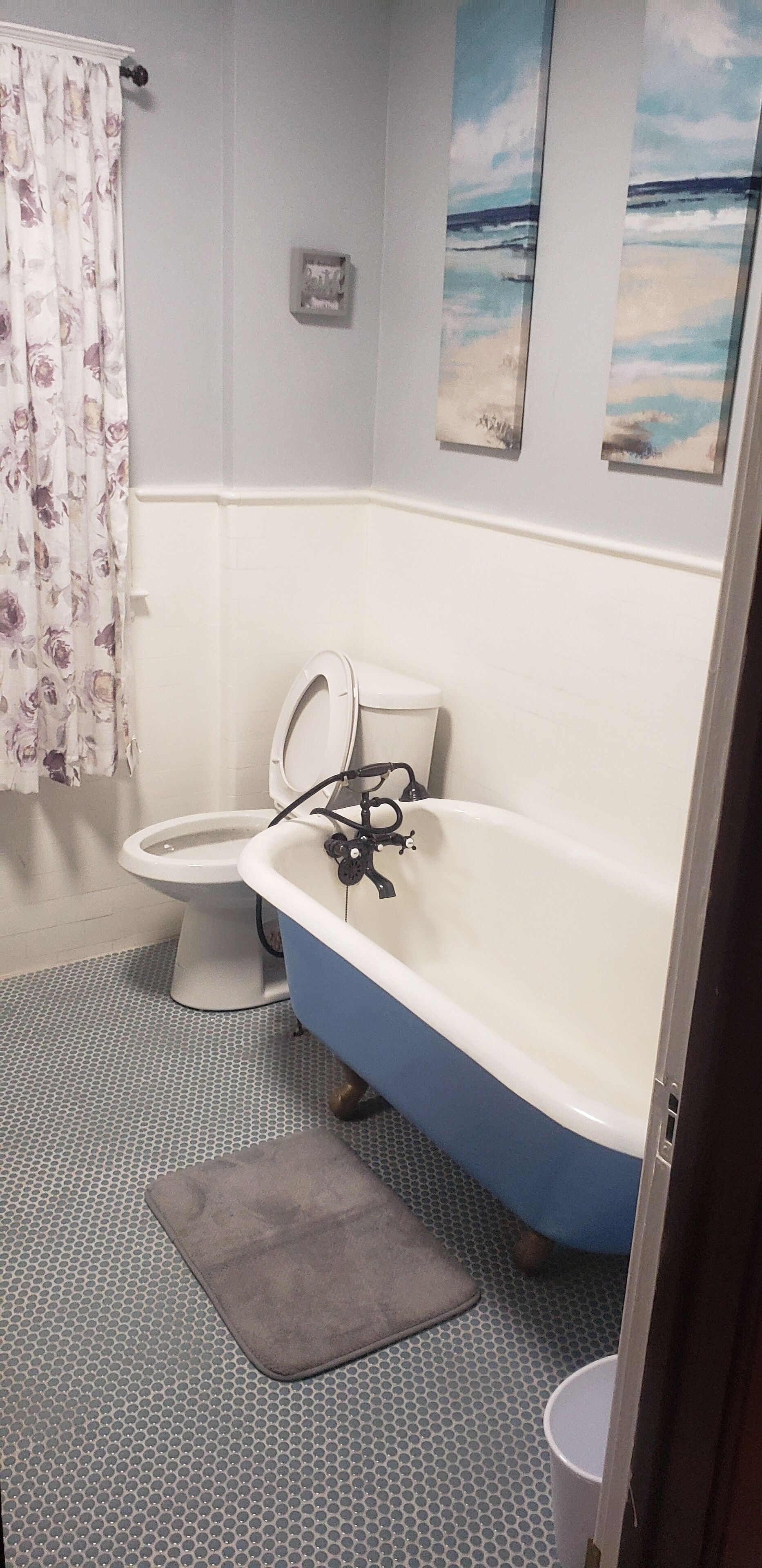 1 block from Aqaurium and state park and 5 minutes from the falls itself. 