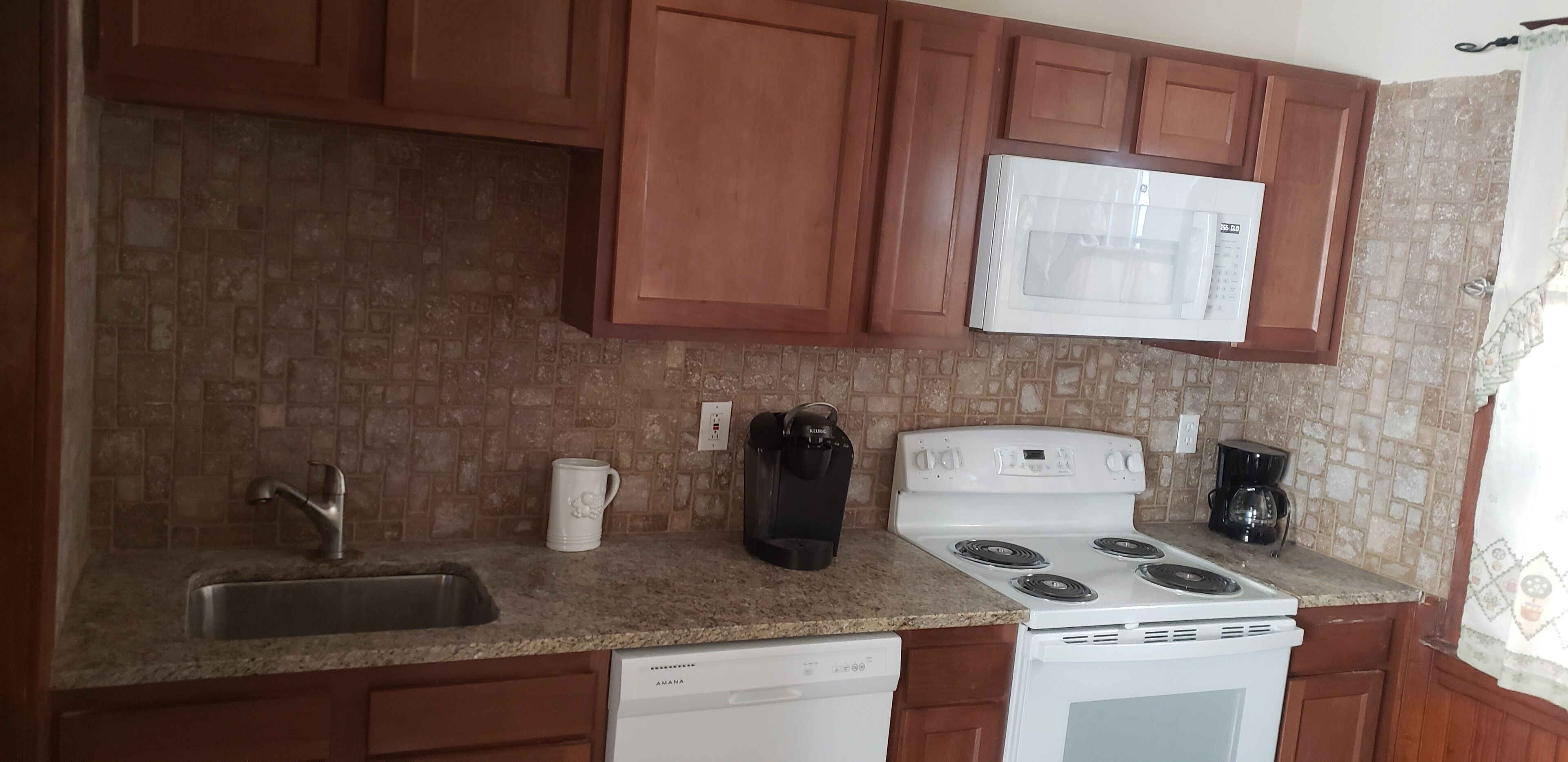 1 block from Aqaurium and state park and 5 minutes from the falls itself. 