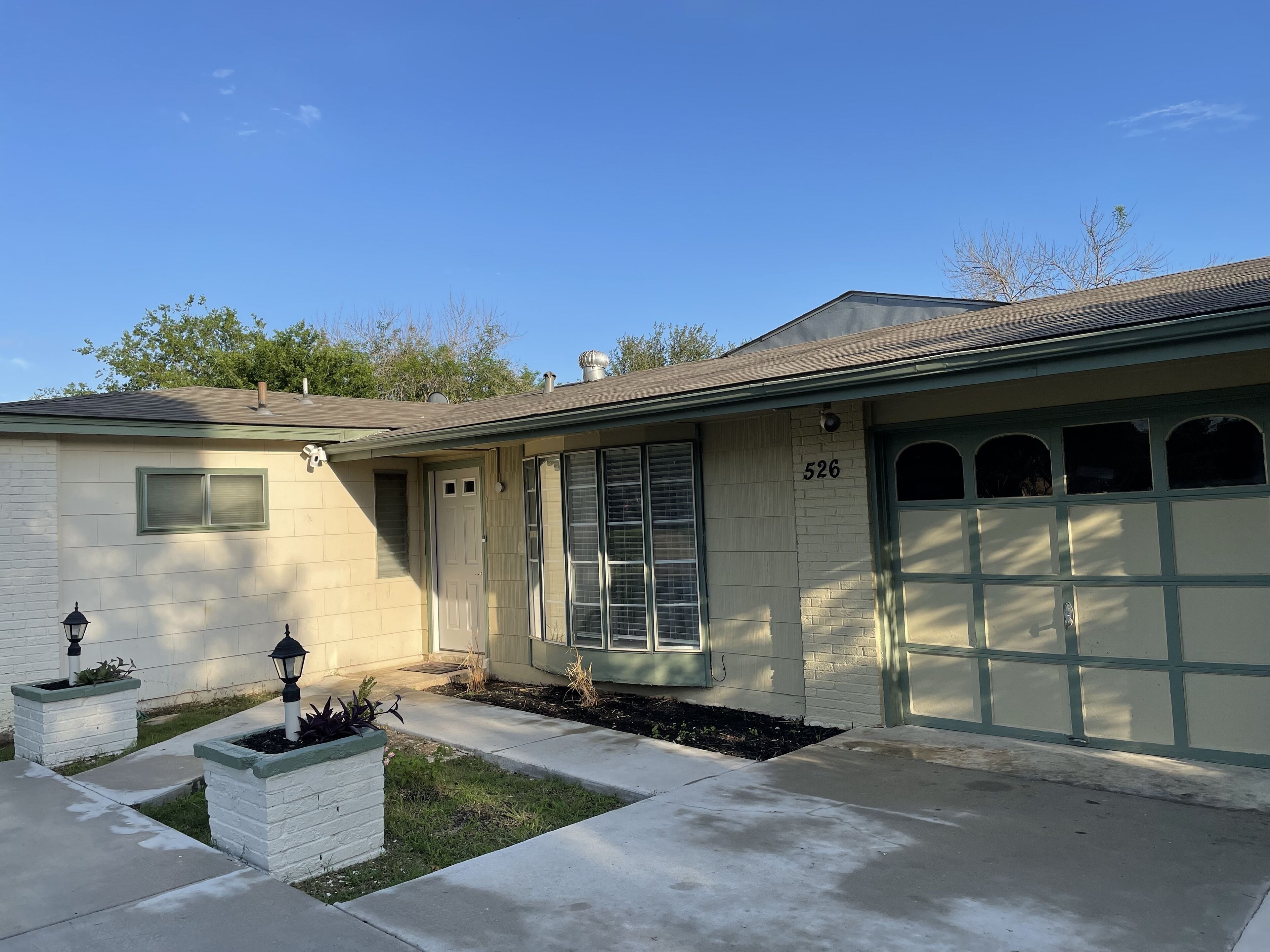 “SMALLER PIECE OF HEAVEN” studio with a deck in the backyard 