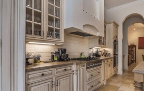 Microwave, dishwasher, coffee/tea maker, cookware/dishes/utensils