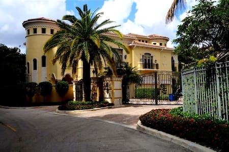 Aventura Villa