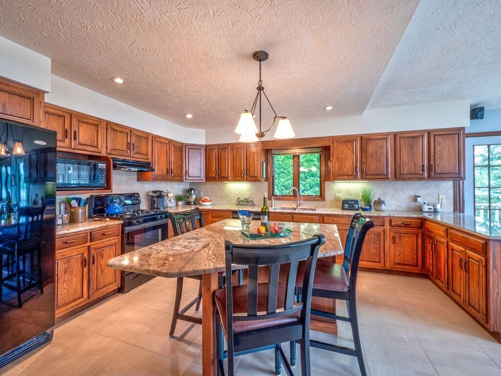 Lakefront, Hot Tub & Swimming Beach in K'zoo