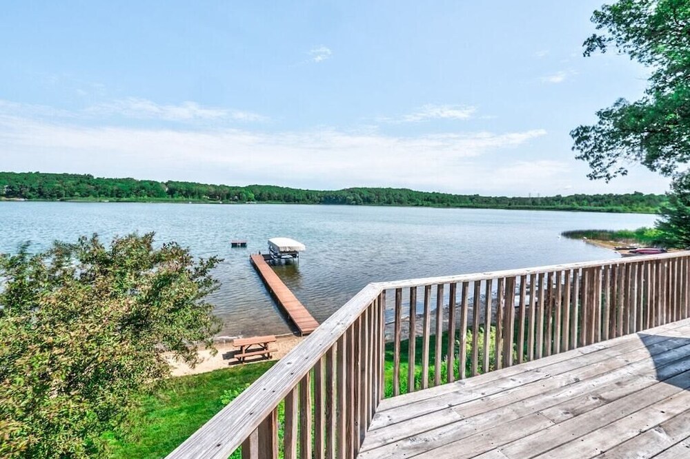 Lakefront, Hot Tub & Swimming Beach in K'zoo