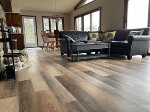 Smart-TV, Kamin, Bücher