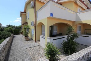 Outdoor dining - Apartment Rinkovec (35525-A2) (Klimno - island Krk)