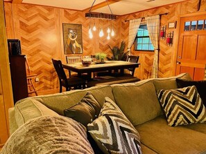 Smart-TV, Kamin, DVD-Player, Bücher