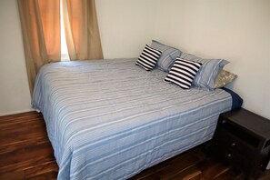 2 makuuhuonetta, työpöytä, silitysrauta/-lauta, ilmainen Wi-Fi