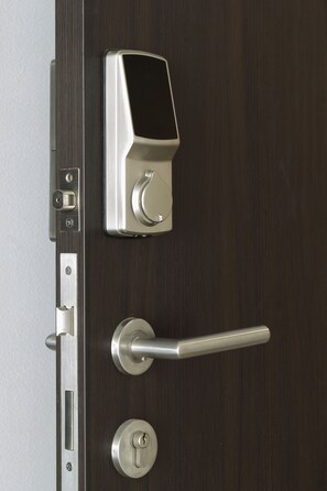 5 chambres, fer et planche à repasser, lit de bébé portatif