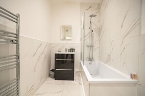 Standard-Apartment, 1 Doppelbett und Schlafsofa | Badezimmer | Duschwanne, Regendusche, kostenlose Toilettenartikel, Haartrockner