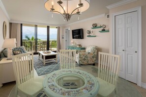 TV - Updated Beachfront Condo; Resort Amenities w/Heated Pool, Wifi & Beach Gear ~Walk to Dining & Shops (Marco Island)