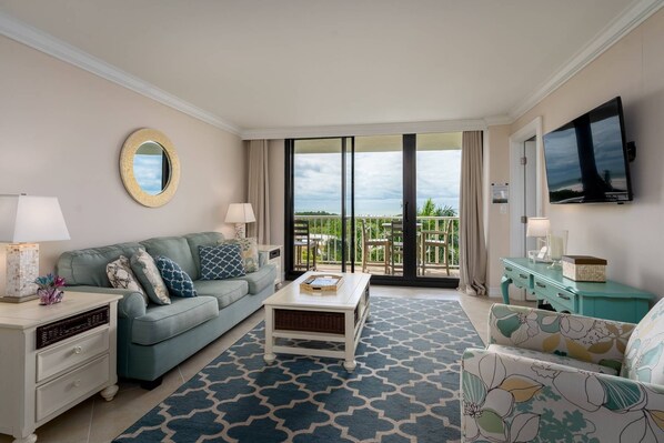TV - Updated Beachfront Condo; Resort Amenities w/Heated Pool, Wifi & Beach Gear ~Walk to Dining & Shops (Marco Island)
